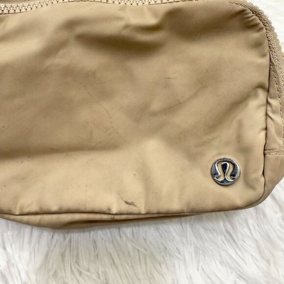 Unisex Lululemon Everywhere Belt Bag Mini in Light Beige One Size - Picture 5 of 7